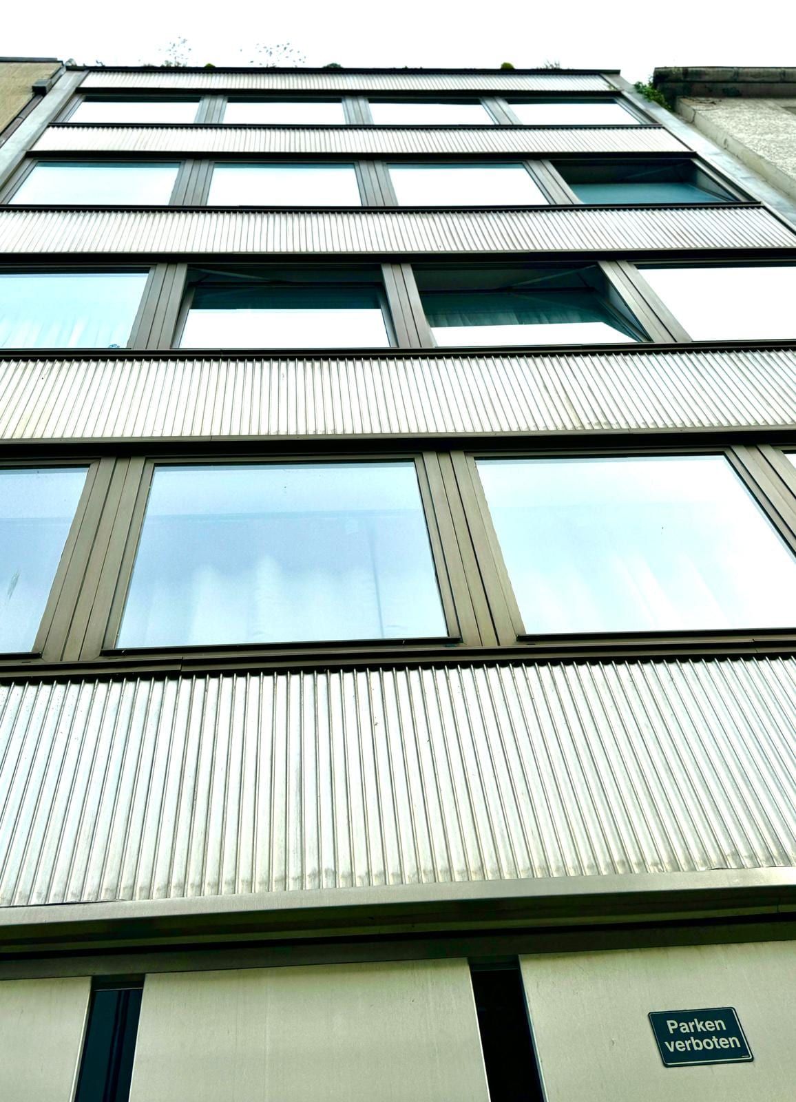 Fassade mit großen Fenstern und Metallverkleidung