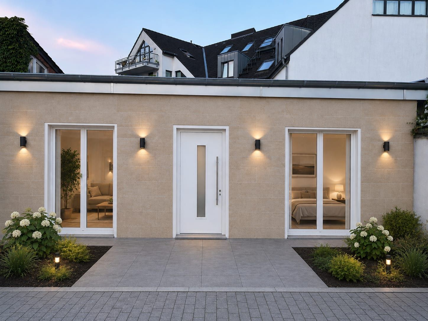 Bungalow mit Fenstertüren und Beleuchtung am Abend