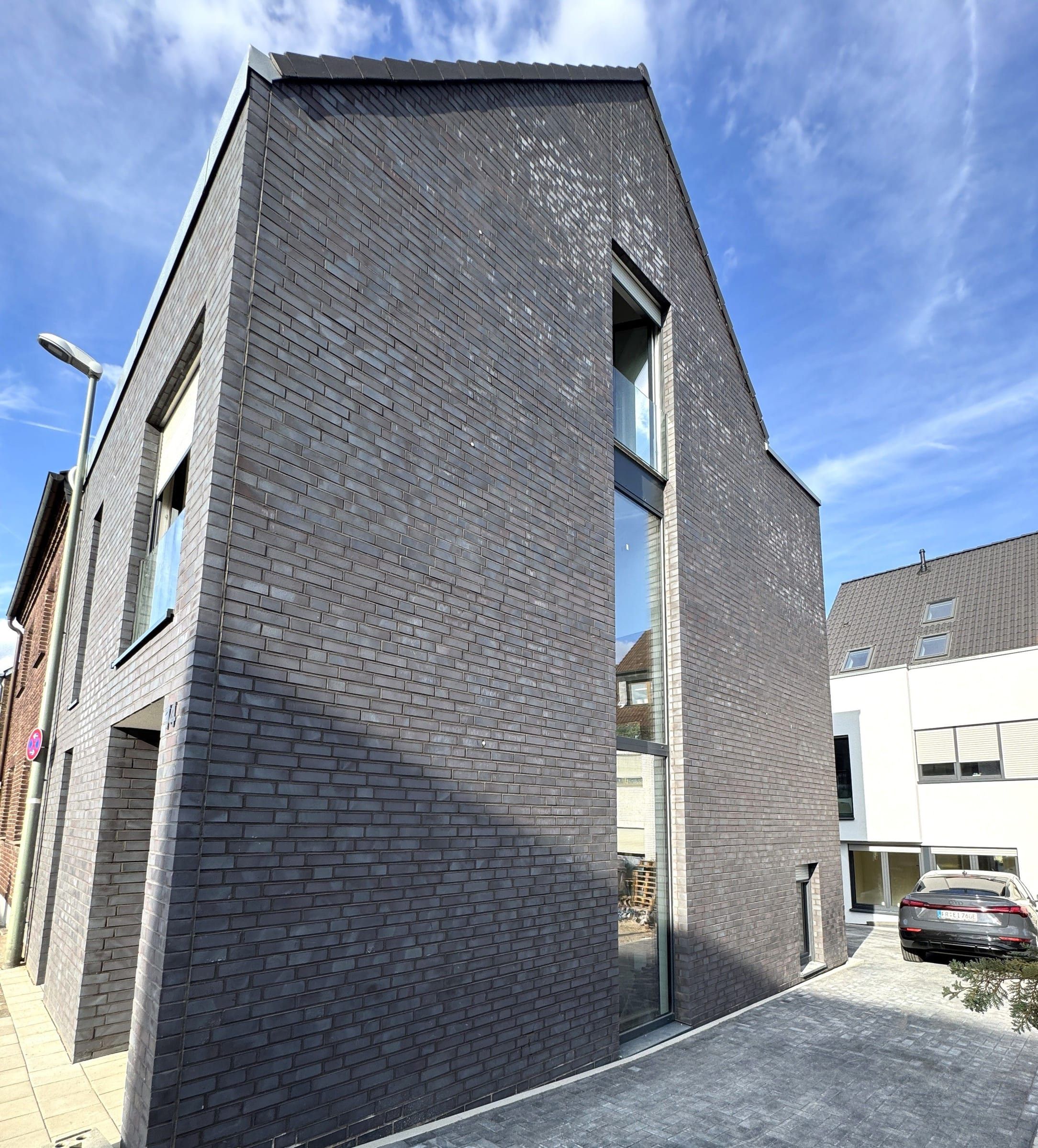 Einfamilienhaus aus dunklem Klinker, Vorderseite