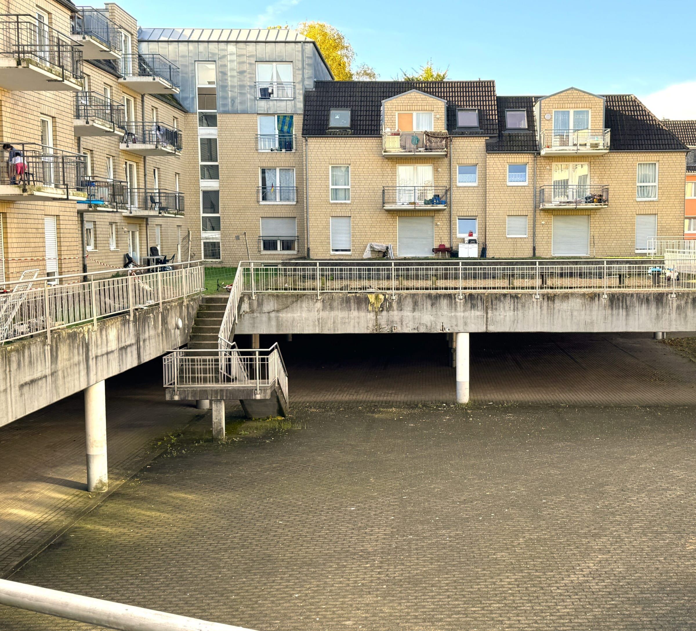 Hof mit Parkdeck
