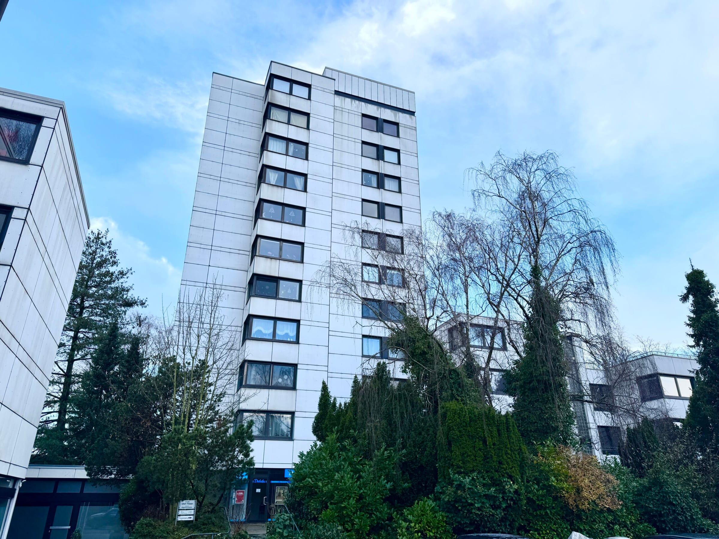 Wohnhaus mit Bäumen im Vordergrund