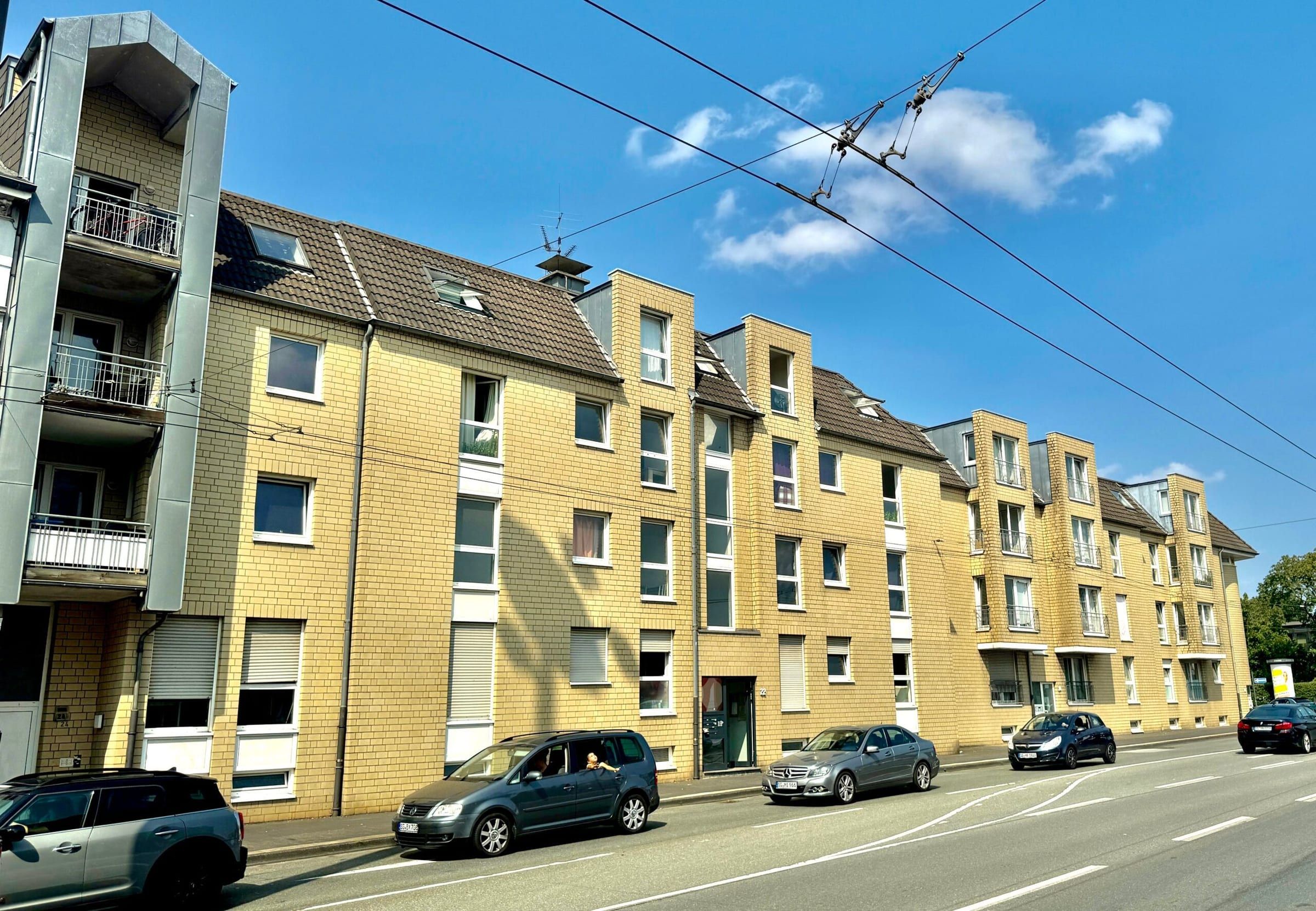 Wohnanlage entlang der Straße