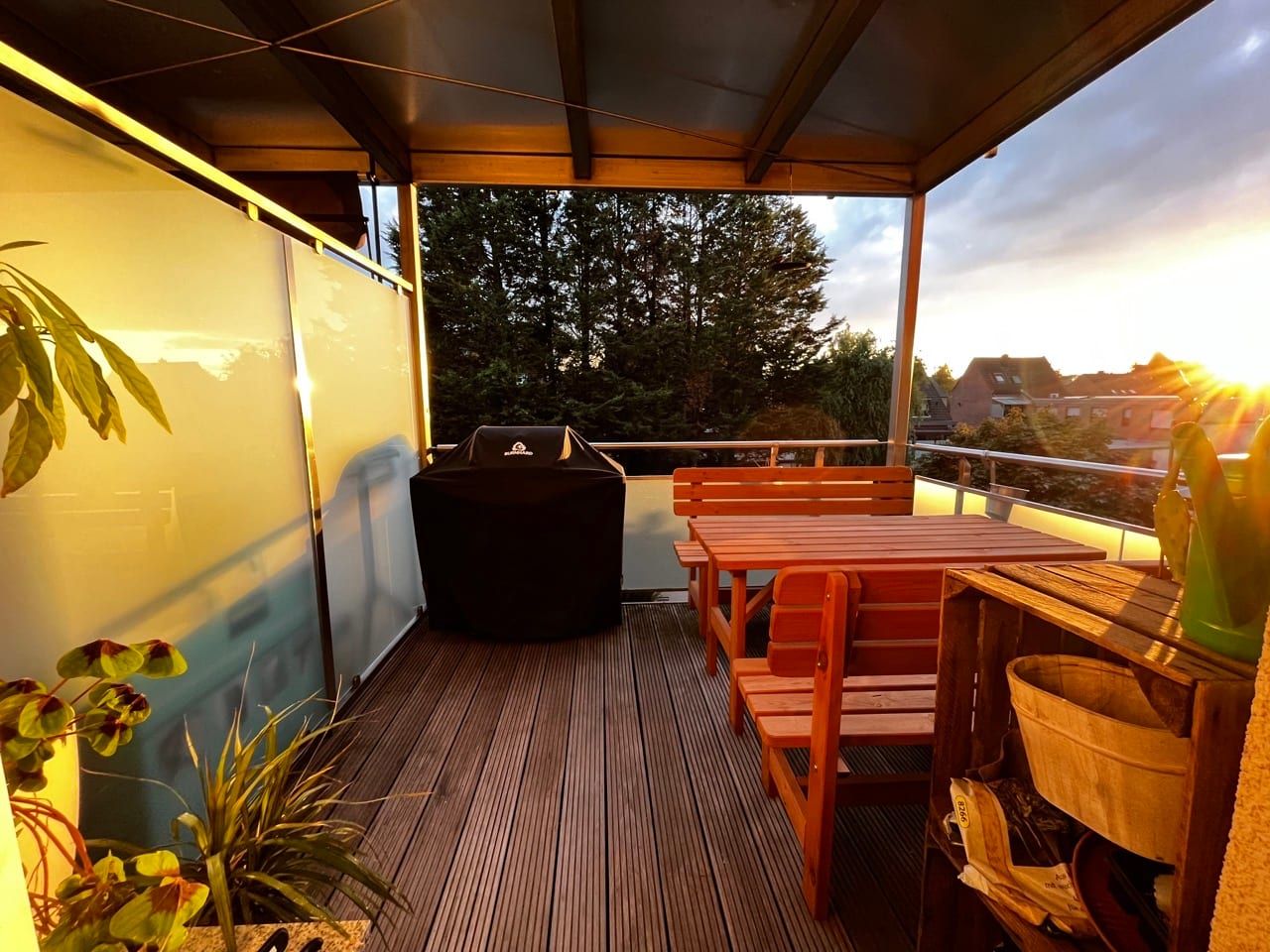 Überdachter Balkon im Abendlicht
