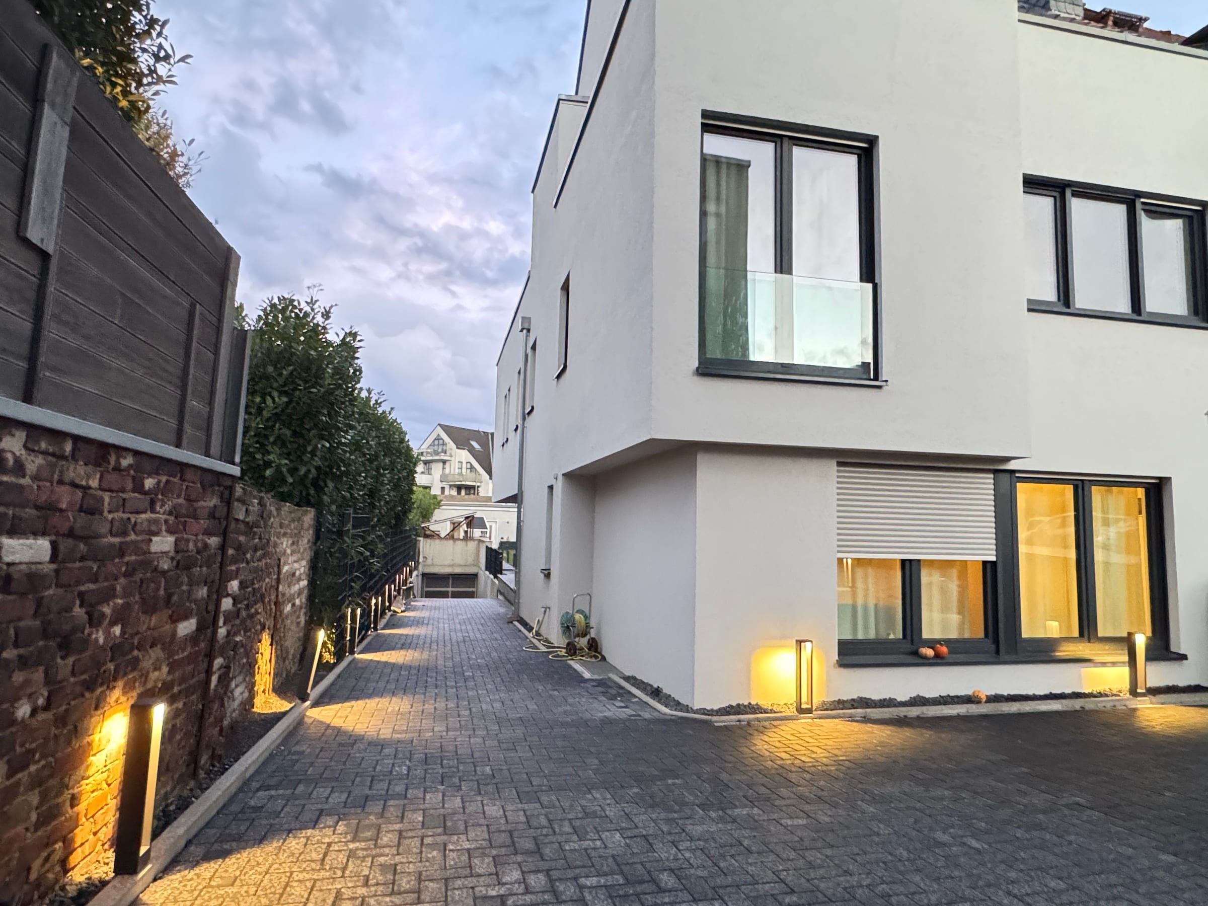 Beleuchtete Durchfahrt zur Tiefgarage am Abend