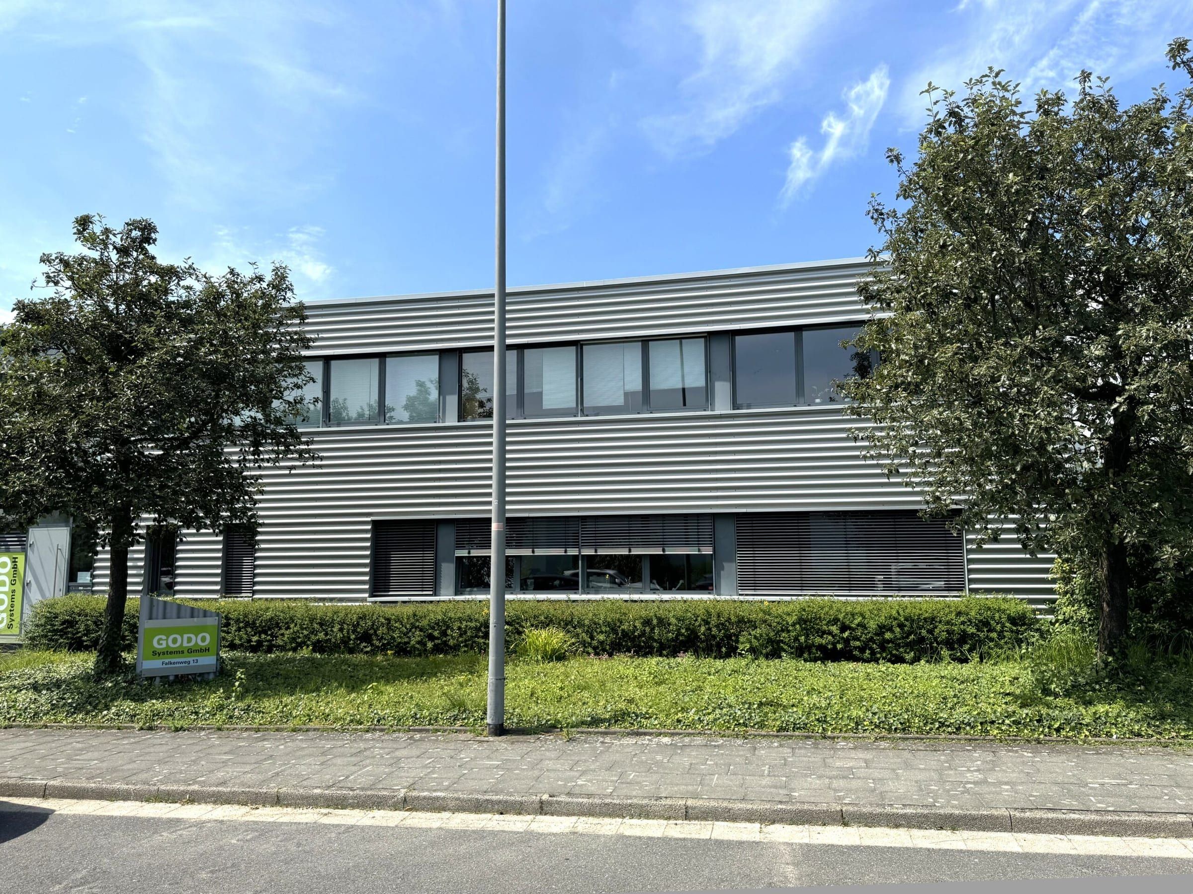 Bürogebäude hinter Hecken