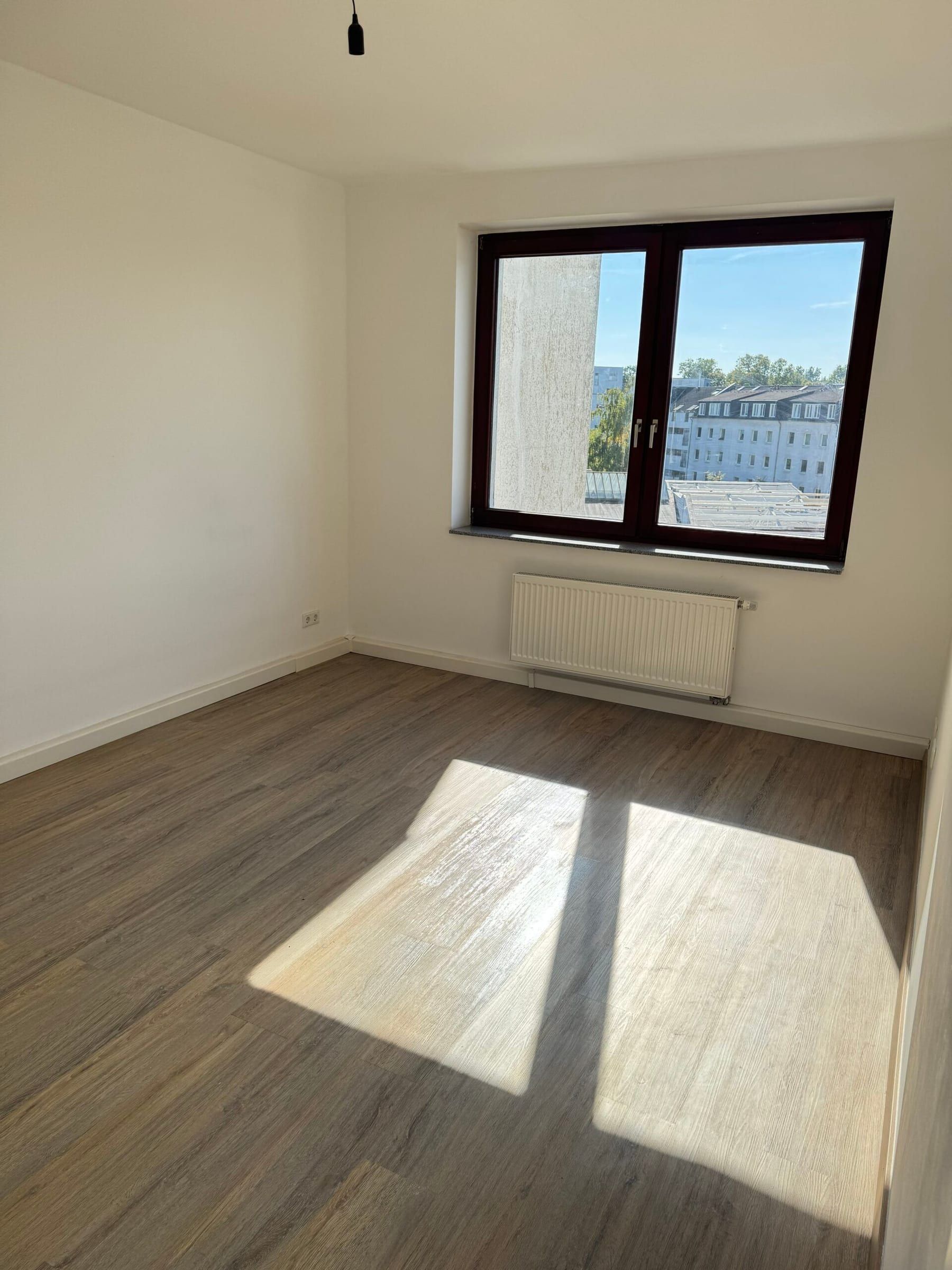 Helles Zimmer mit Holzboden