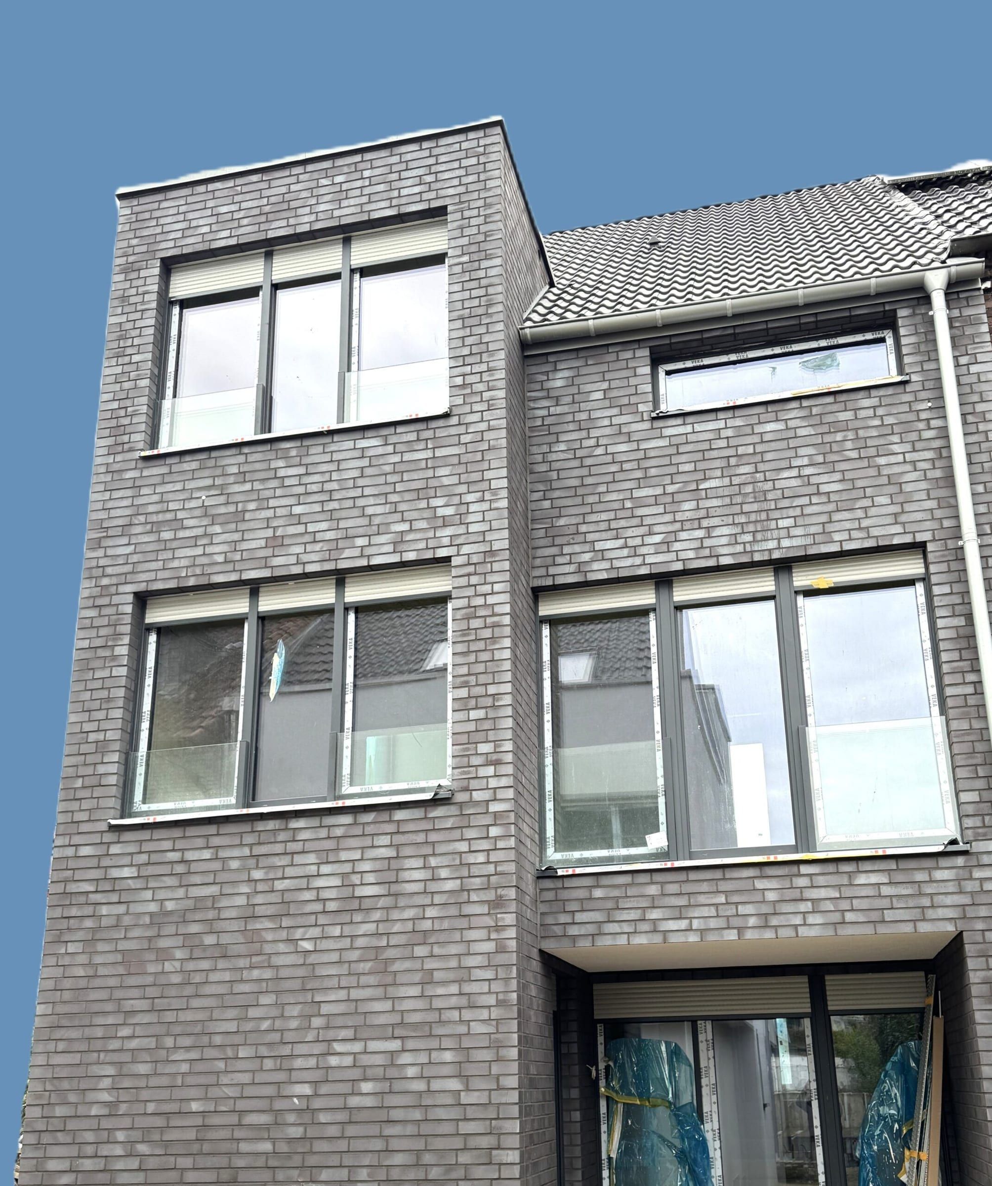 Klinkerfassade mit großen Fenstern