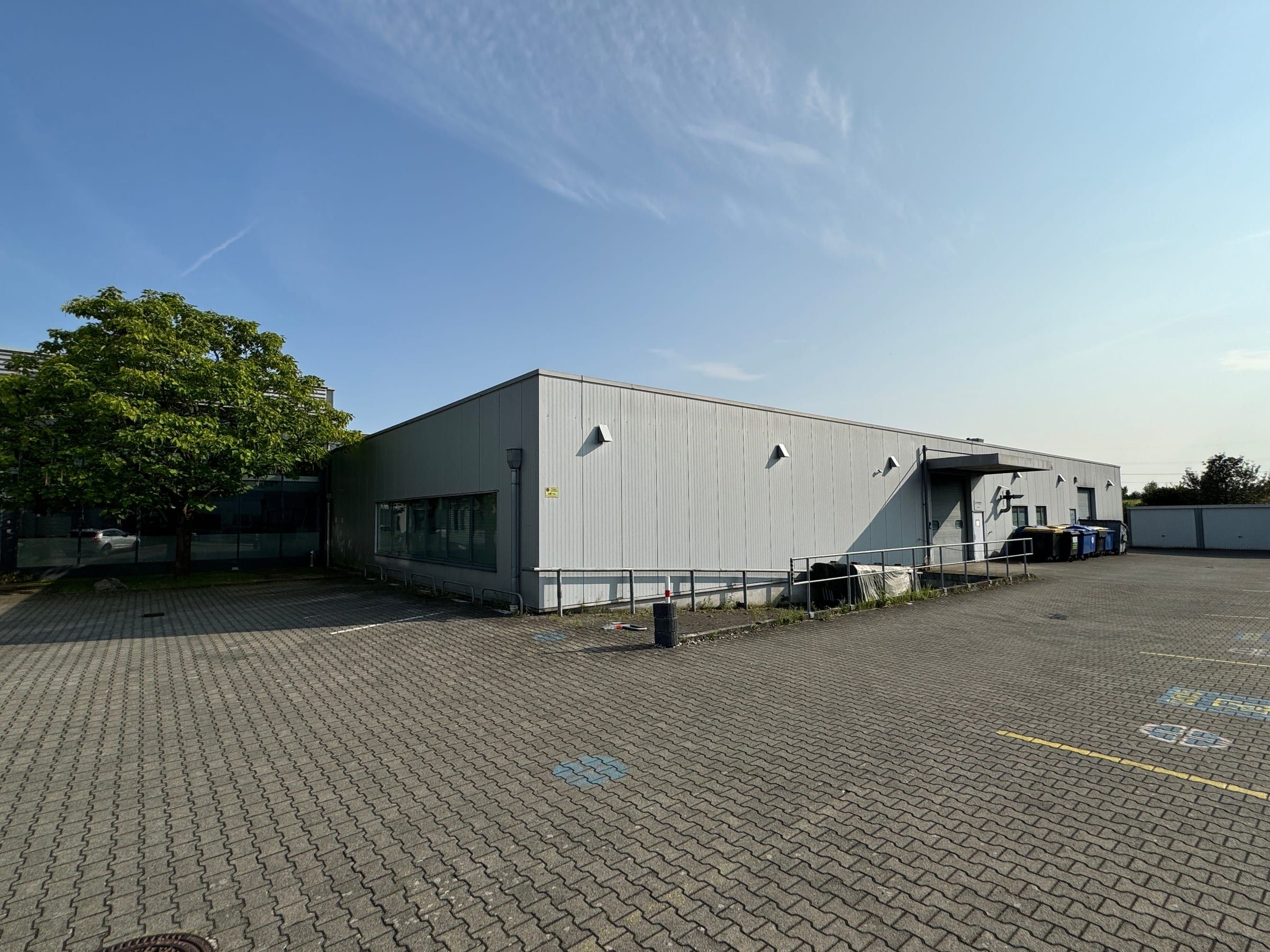 Lagerhalle mit Hof