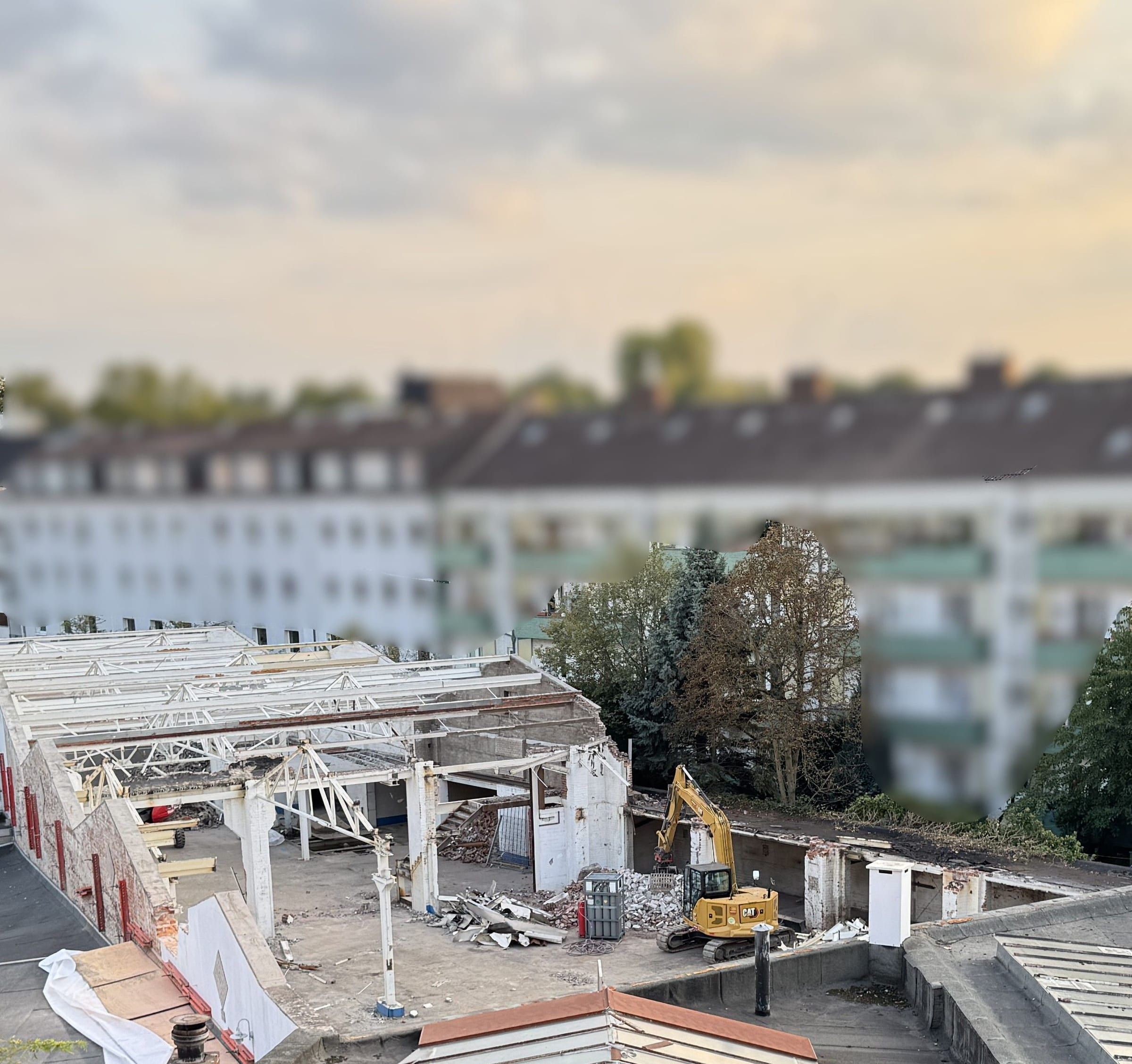 Rückbau der alten Halle mit Bagger