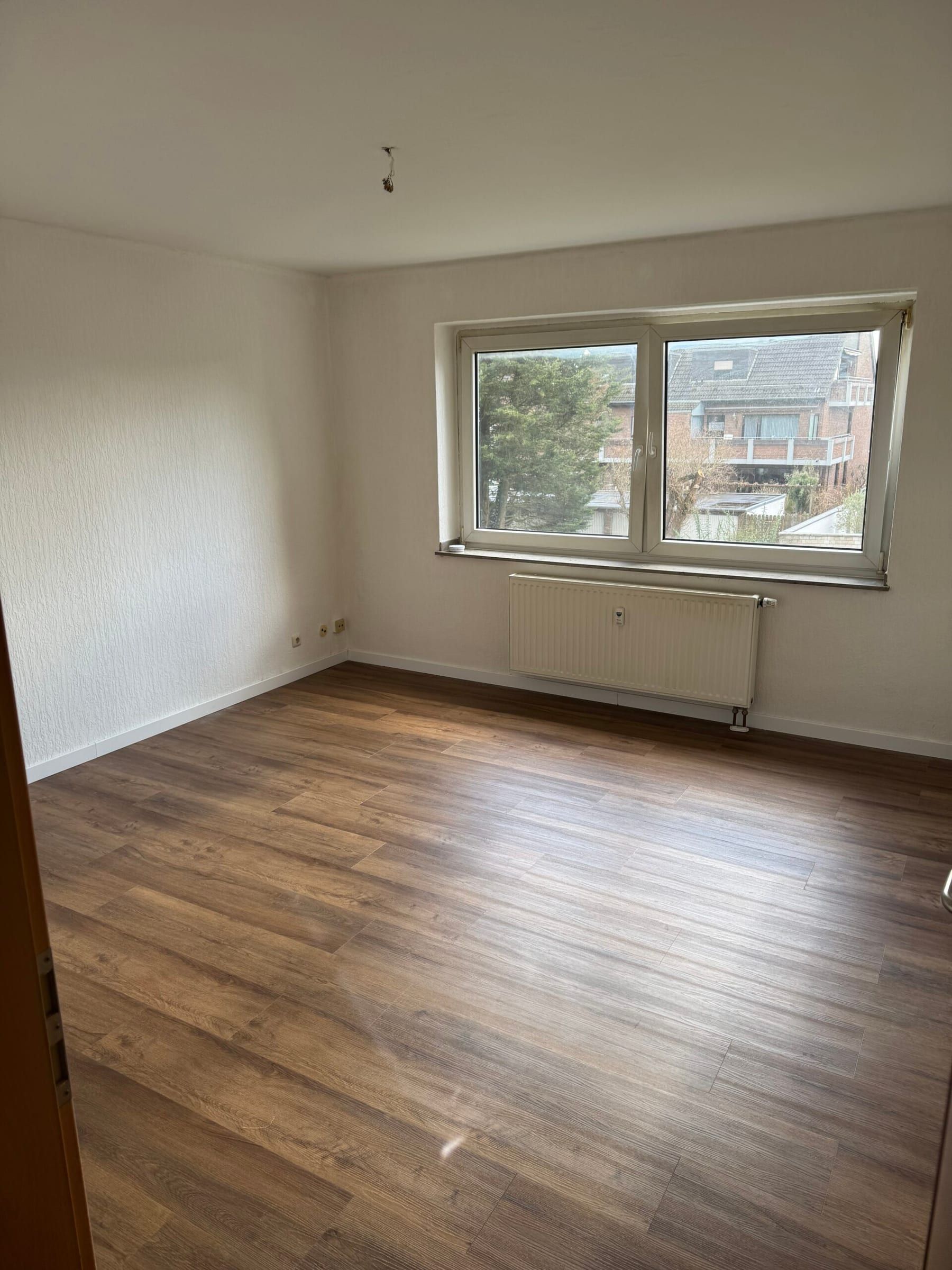 Helles Zimmer mit Laminat