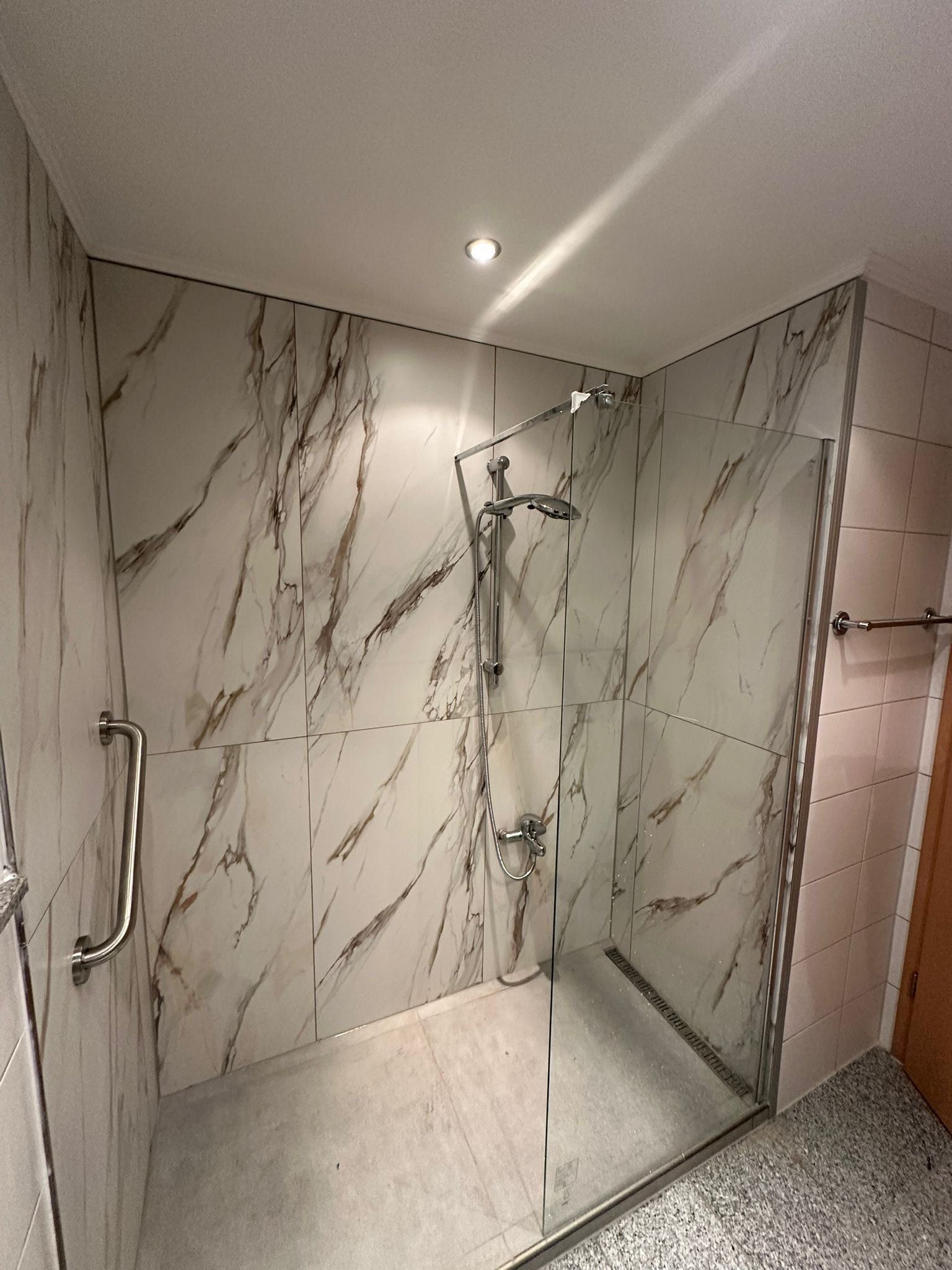 Dusche mit Marmoroptik
