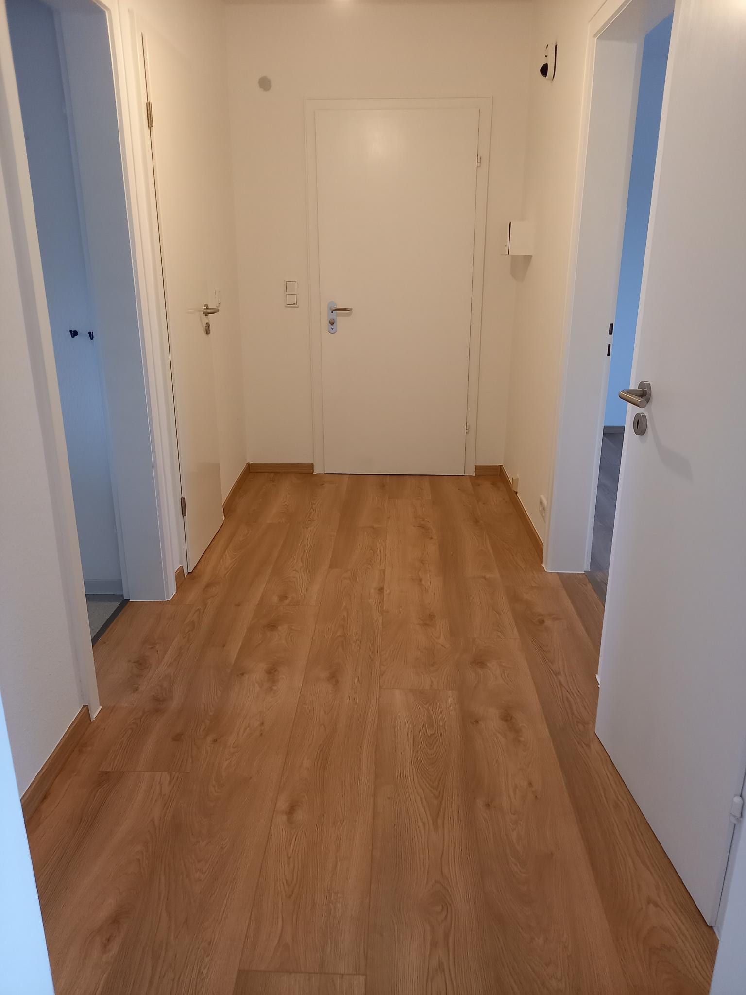 Flur mit hellem Holzboden