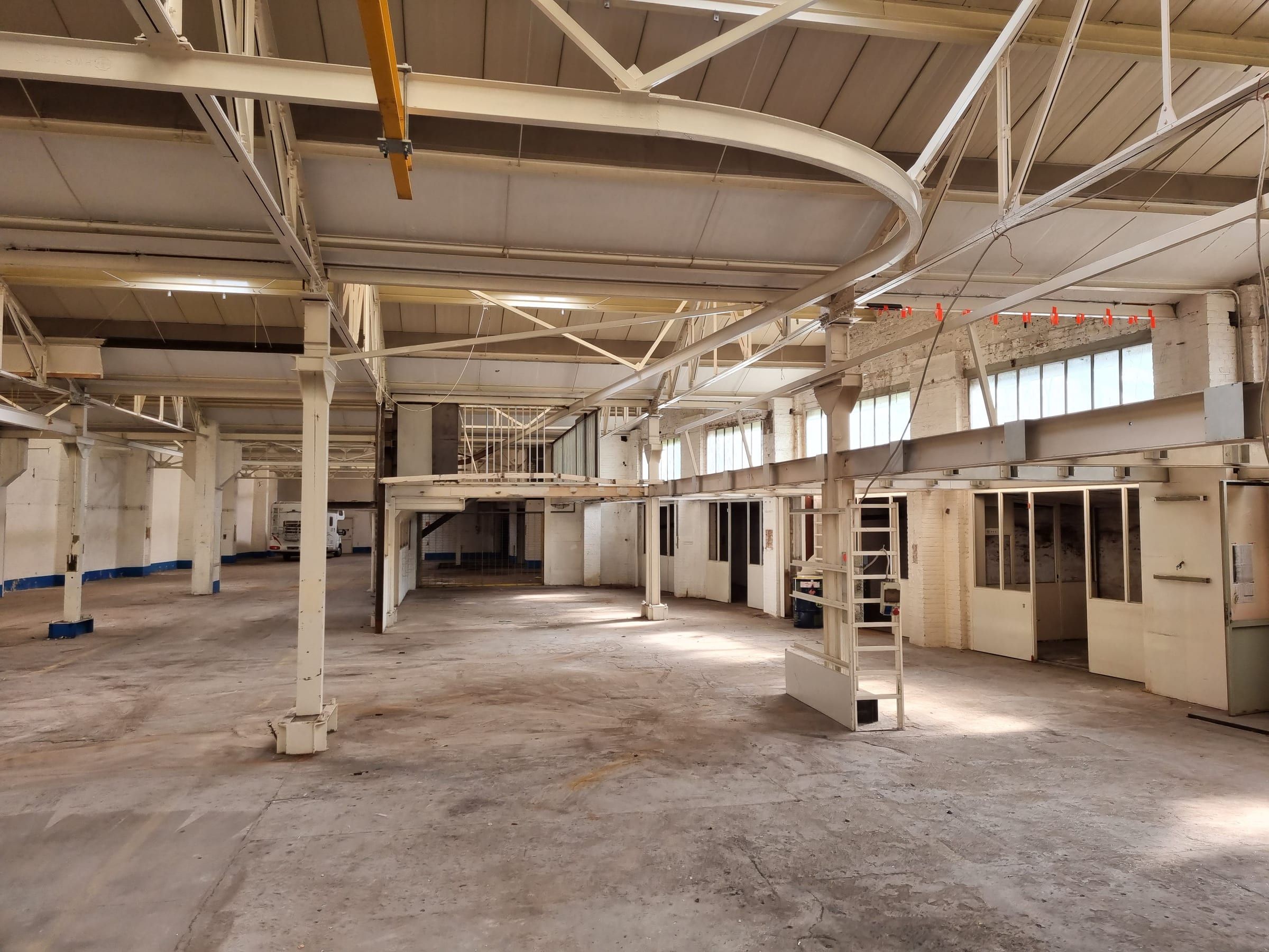 Leere, entkernte Gewerbehalle mit Stahlträgern