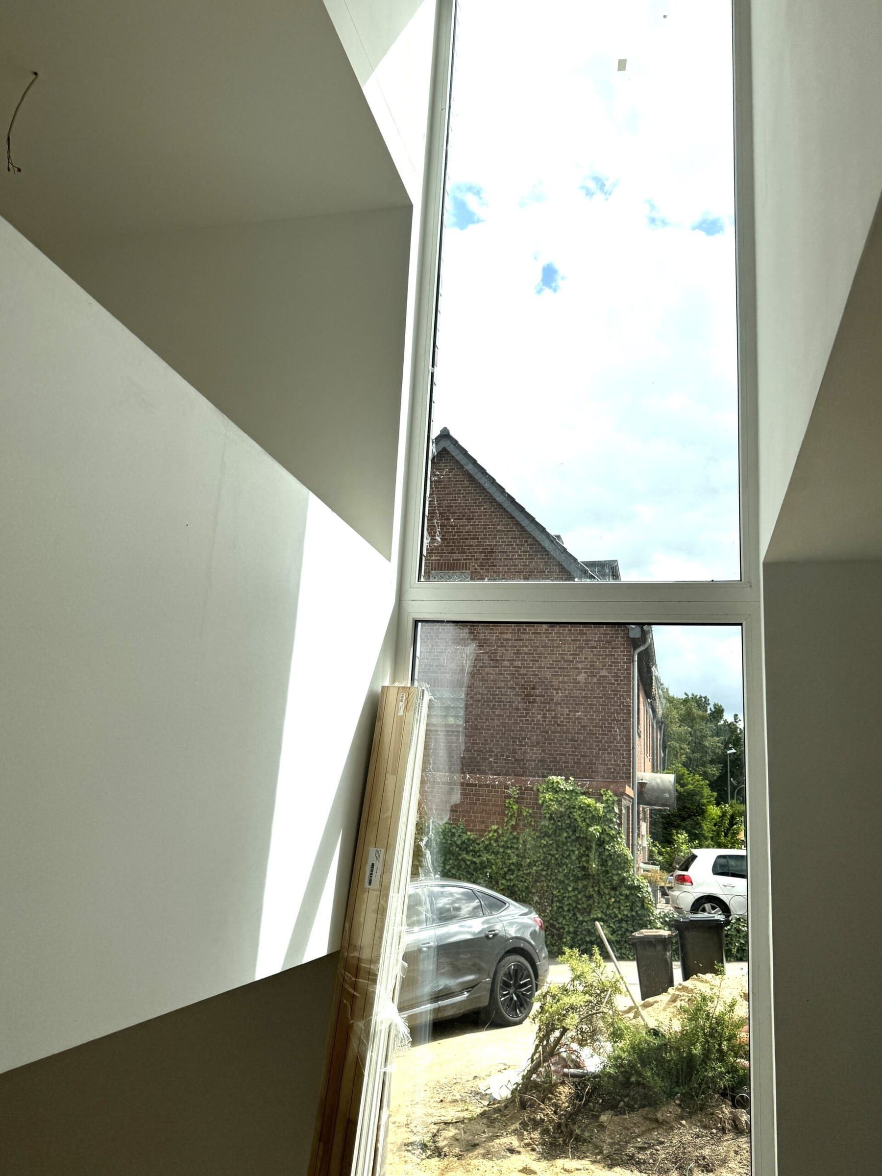 Heller Flur mit hohem Fenster
