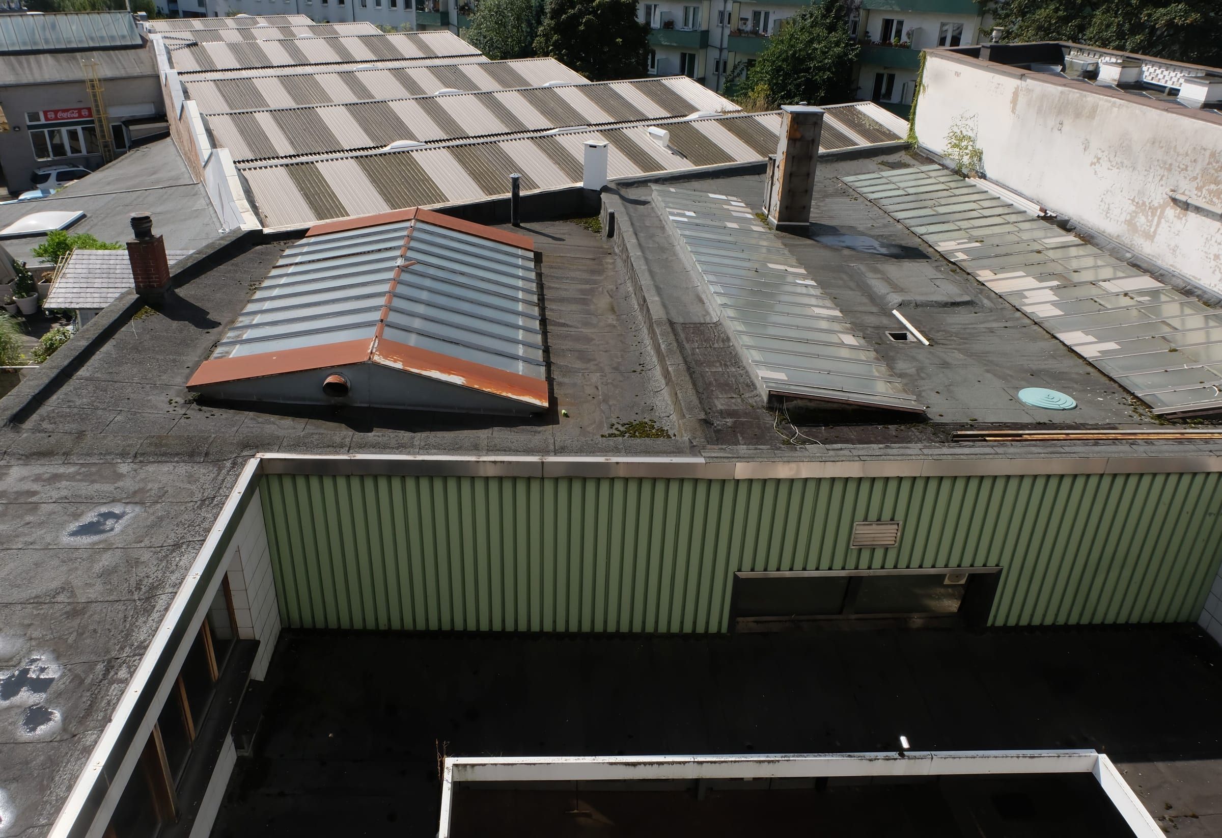 Dächer der Gewerbehalle mit Oberlichtern von oben