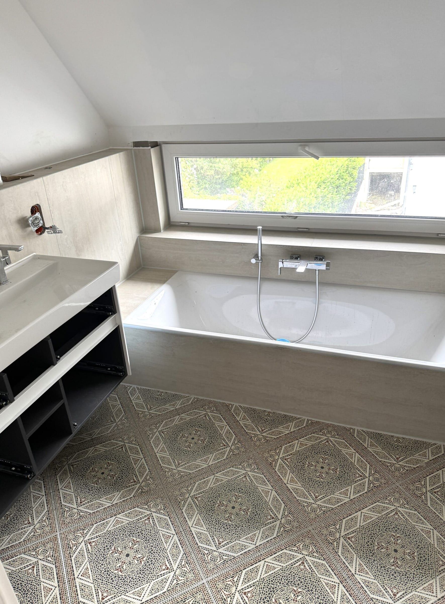 Bad mit Badewanne unter dem Fenster