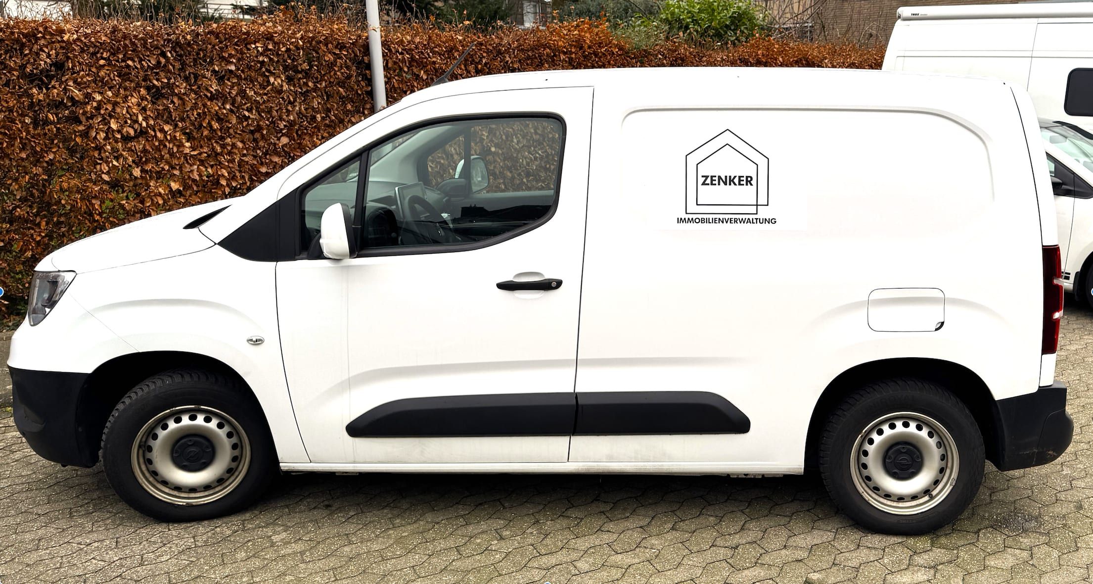 Weißer Firmenwagen mit dem Zenker-Logo